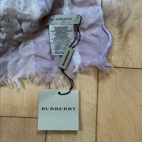 BNWT Burberry Lavender and Cream Wool/Cashmere/blend Scarf - Picture 2 of 6